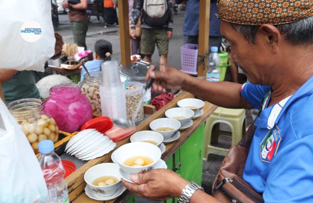 hangatnya wedang ronde malioboro jogja