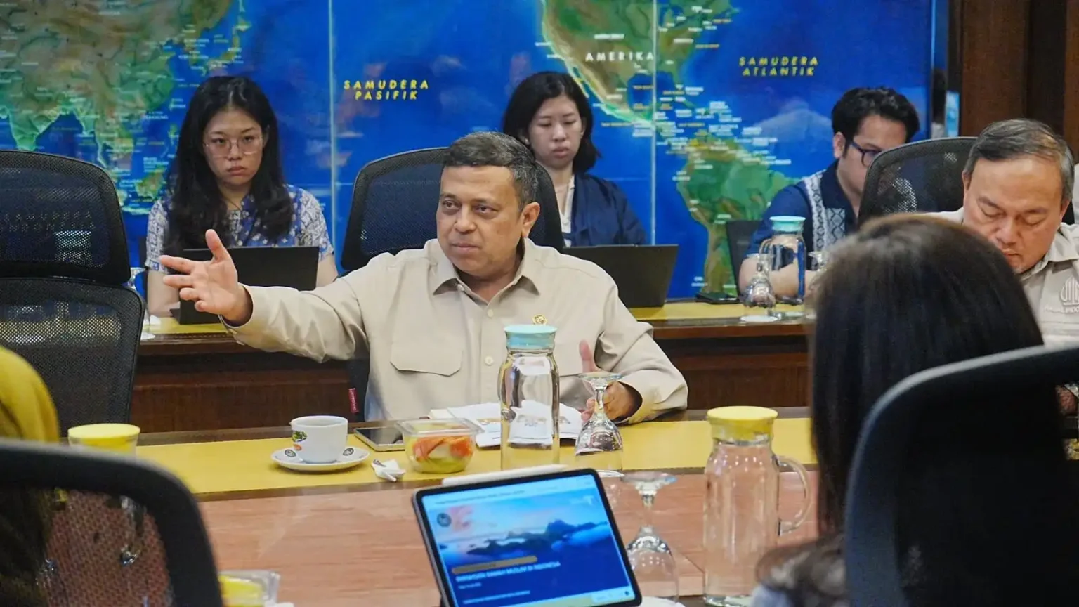 (BPJPH) Ahmad Haikal Hasan bersama Menteri Pariwisata (Menpar) Widiyanti Putri Wardhana mengadakan pertemuan strategis di Kantor Kementerian Pariwisata,
