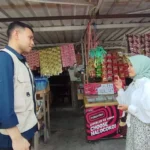 Isnawati Kamariah (kanan) ketika berbicara dengan Stafsus Menkomdigi, Alfreno Kautsar Ramadhan (kanan), saat mengunjungi Desa Setanggor, Lombok Timur, NTB