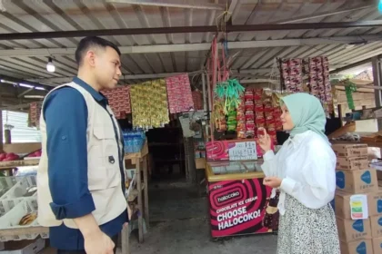 Isnawati Kamariah (kanan) ketika berbicara dengan Stafsus Menkomdigi, Alfreno Kautsar Ramadhan (kanan), saat mengunjungi Desa Setanggor, Lombok Timur, NTB