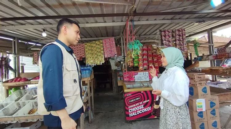Isnawati Kamariah (kanan) ketika berbicara dengan Stafsus Menkomdigi, Alfreno Kautsar Ramadhan (kanan), saat mengunjungi Desa Setanggor, Lombok Timur, NTB