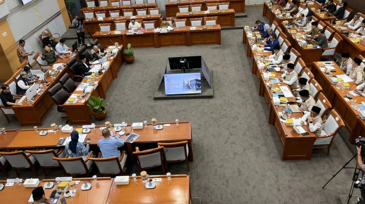 Kementerian Haji dan Umroh melakukan rapat dengar pendapat dengan Komisi VIII DPR RI di Komplek Parlemen Senayan