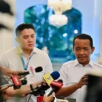 Menteri Energi dan Sumber Daya Mineral (ESDM) Bahlil Lahadalia (kanan) dan Sekretaris Kabinet (Seskab) Teddy Indra Wijaya (kiri) di pelataran Istana Merdeka