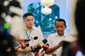 Menteri Energi dan Sumber Daya Mineral (ESDM) Bahlil Lahadalia (kanan) dan Sekretaris Kabinet (Seskab) Teddy Indra Wijaya (kiri) di pelataran Istana Merdeka