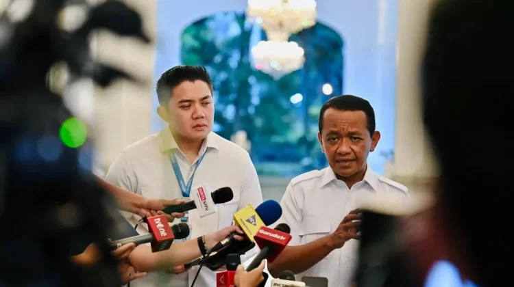 Menteri Energi dan Sumber Daya Mineral (ESDM) Bahlil Lahadalia (kanan) dan Sekretaris Kabinet (Seskab) Teddy Indra Wijaya (kiri) di pelataran Istana Merdeka