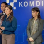 Menteri Komunikasi dan Digital (Menkomdigi) Meutya Hafid (tengah), saat konferensi pers di Kantor Kemkomdigi