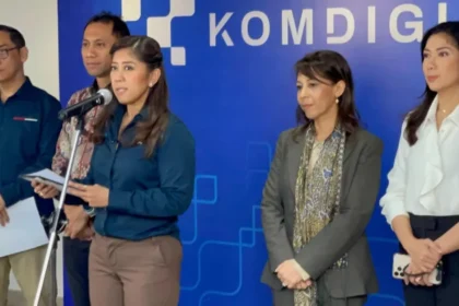 Menteri Komunikasi dan Digital (Menkomdigi) Meutya Hafid (tengah), saat konferensi pers di Kantor Kemkomdigi