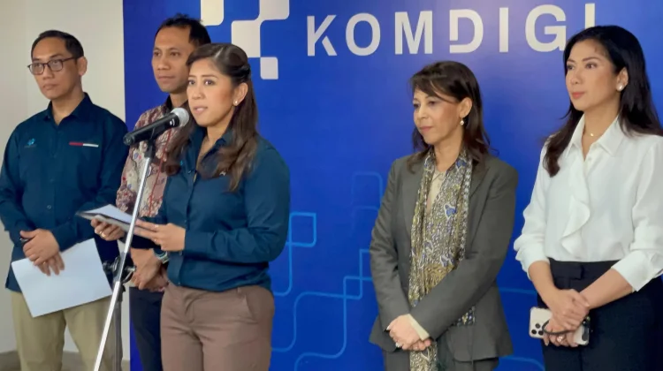 Menteri Komunikasi dan Digital (Menkomdigi) Meutya Hafid (tengah), saat konferensi pers di Kantor Kemkomdigi
