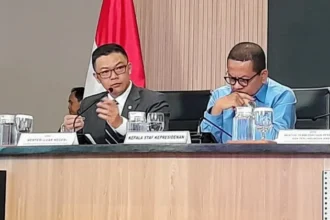Menteri Luar Negeri Sugiono (kiri) dan Kepala Kantor Staf Presiden (KSP) Muhammad Qodari (kanan) saat memberikan keterangan pers di Gedung Bina Graha, Kompleks Istana Kepresidenan