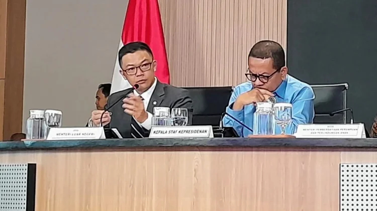 Menteri Luar Negeri Sugiono (kiri) dan Kepala Kantor Staf Presiden (KSP) Muhammad Qodari (kanan) saat memberikan keterangan pers di Gedung Bina Graha, Kompleks Istana Kepresidenan