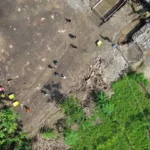 Proses pembangunan jembatan gantung di Dukuh Bolo Tangkil