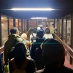 Puluhan penumpang melintasi jembatan garbarata untuk memasuki pesawat