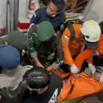 Tim SAR gabungan melakukan evakuasi korban kecelakaan Kereta di Stasiun Bekasi Timur
