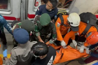 Tim SAR gabungan melakukan evakuasi korban kecelakaan Kereta di Stasiun Bekasi Timur