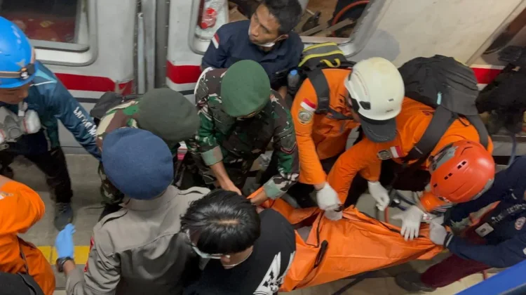 Tim SAR gabungan melakukan evakuasi korban kecelakaan Kereta di Stasiun Bekasi Timur