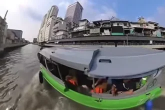 perahu konsep water taxi di Sungai Chao Phraya, Bangkok, Thailand