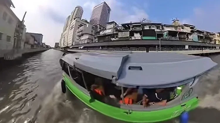 perahu konsep water taxi di Sungai Chao Phraya, Bangkok, Thailand