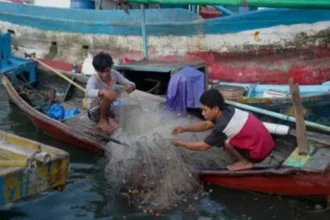 Aktifitas nelayan di Kawasan Cilincing Jakarta Utara, sebelum melaut untuk mencari ikan di Perairan Jakarta