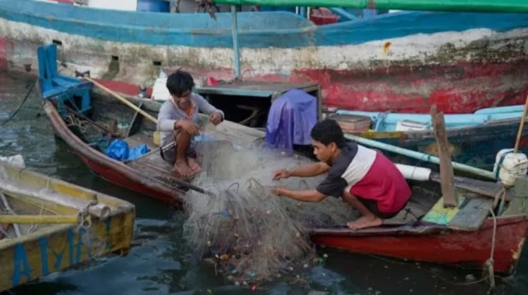 Aktifitas nelayan di Kawasan Cilincing Jakarta Utara, sebelum melaut untuk mencari ikan di Perairan Jakarta