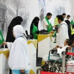 Jemaah calon haji tengah mendapatkan pelayanan dari petugas Imigrasi Arab Saudi di Makkah Route Terminal 2F Bandara Internasional Soekarno-Hatta