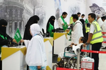 Jemaah calon haji tengah mendapatkan pelayanan dari petugas Imigrasi Arab Saudi di Makkah Route Terminal 2F Bandara Internasional Soekarno-Hatta