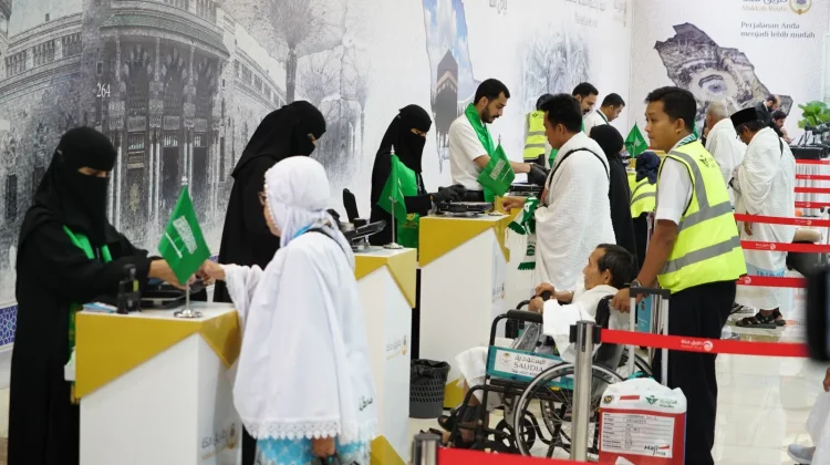Jemaah calon haji tengah mendapatkan pelayanan dari petugas Imigrasi Arab Saudi di Makkah Route Terminal 2F Bandara Internasional Soekarno-Hatta