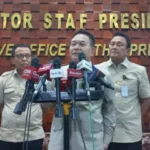 Kepala Staf Kepresidenan (KSP), Dudung Abdurachman (tengah) berbicara pada konferensi pers di Kantor KSP, Kompleks Istana Kepresidenan