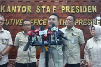 Kepala Staf Kepresidenan (KSP), Dudung Abdurachman (tengah) berbicara pada konferensi pers di Kantor KSP, Kompleks Istana Kepresidenan