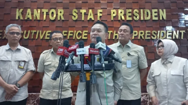 Kepala Staf Kepresidenan (KSP), Dudung Abdurachman (tengah) berbicara pada konferensi pers di Kantor KSP, Kompleks Istana Kepresidenan