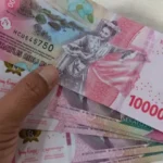 Lembaran uang rupiah bergambar penari tarian tradisional