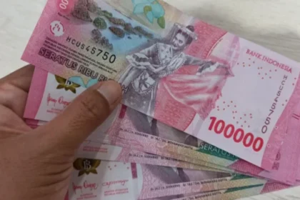 Lembaran uang rupiah bergambar penari tarian tradisional