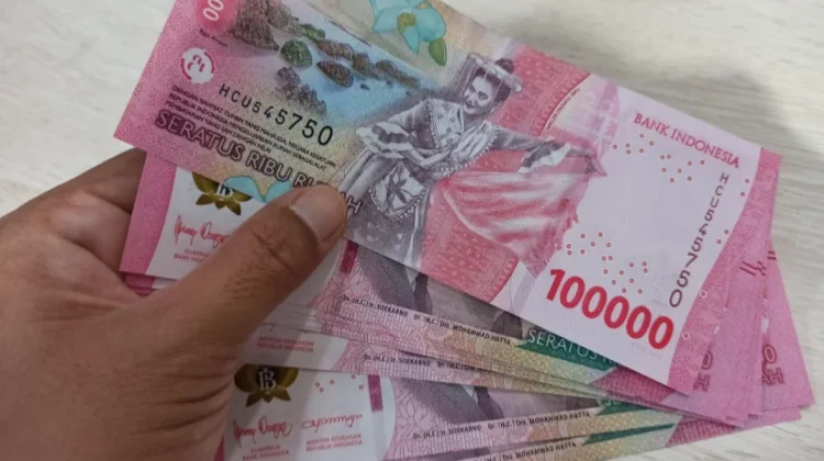 Lembaran uang rupiah bergambar penari tarian tradisional