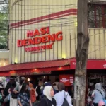 Masyarakat memadati kawasan kuliner dan pembelanjaan di Blok M, Jakarta Selatan