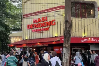 Masyarakat memadati kawasan kuliner dan pembelanjaan di Blok M, Jakarta Selatan