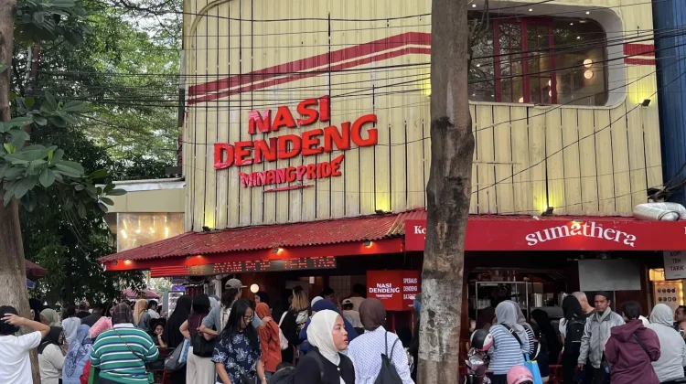 Masyarakat memadati kawasan kuliner dan pembelanjaan di Blok M, Jakarta Selatan