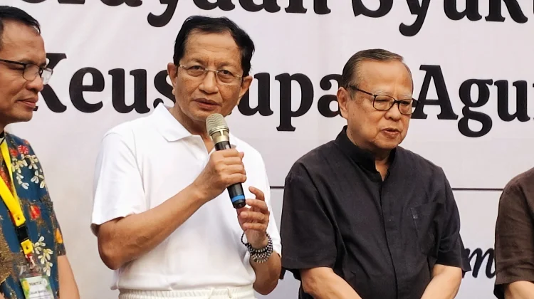 Menteri Agama Nasaruddin Umar dan Uskup KAJ, Mgr. Ignatius Suharyo saat ditemui wartawan dalam konferensi pers 'Syukur 219 Tahun Keuskupan Agung Jakarta', Gereja Katedral Jakarta