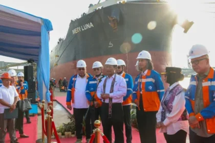 Menteri Pertanian Amran Sulaiman (tengah berkalung selendang)