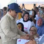 Presiden Prabowo Subianto menyapa warga kampung nelayan sesaat setelah tiba di Leato Selatan, Gorontalo