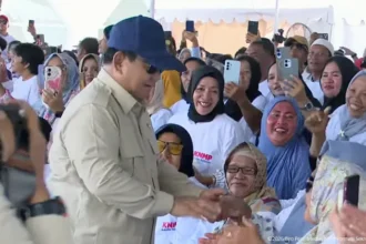 Presiden Prabowo Subianto menyapa warga kampung nelayan sesaat setelah tiba di Leato Selatan, Gorontalo