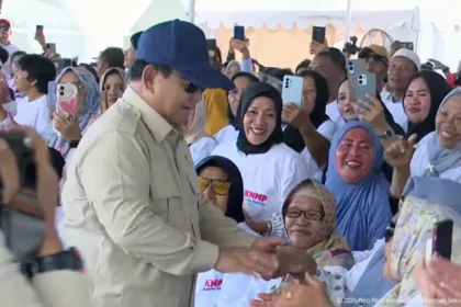 Presiden Prabowo Subianto menyapa warga kampung nelayan sesaat setelah tiba di Leato Selatan, Gorontalo