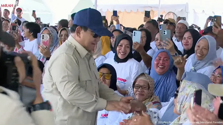 Presiden Prabowo Subianto menyapa warga kampung nelayan sesaat setelah tiba di Leato Selatan, Gorontalo