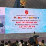 Presiden Prabowo Subianto, saat memberikan arahan, usai menyaksikan penyerahan denda administratif dan lahan kawasan hutan, di Kejaksaan Agung (Kejagung) RI
