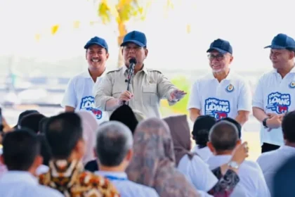 Presiden Prabowo Subianto, saat menyampaikan pidatonya usai Panen Raya Udang, di Tambak Budidaya Udang Berbasis Kawasan (BUBK), di Desa Tegalretno, Kabupaten Kebumen, Jawa Tengah