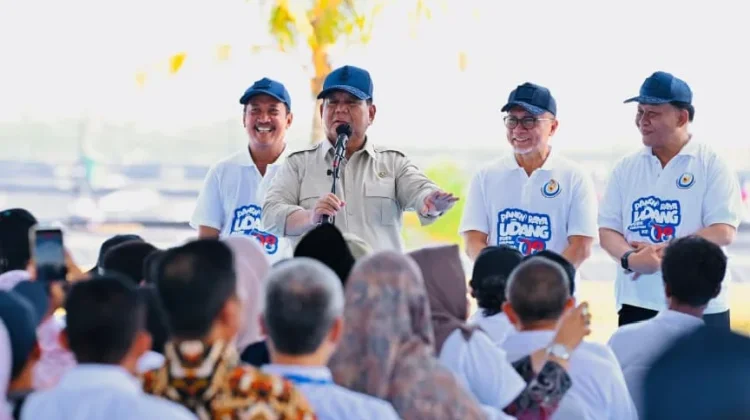 Presiden Prabowo Subianto, saat menyampaikan pidatonya usai Panen Raya Udang, di Tambak Budidaya Udang Berbasis Kawasan (BUBK), di Desa Tegalretno, Kabupaten Kebumen, Jawa Tengah