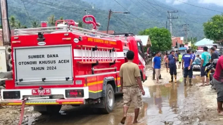 Tim petugas gabungan melakukan pemulihan lingkungan permukiman warga pascabanjir di Kabupaten Aceh Tenggara, Aceh