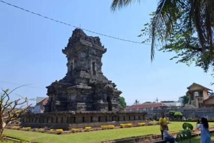 Ini Alasan Ratusan Wisatawan Bromo Beralih ke Candi Singosari Malang