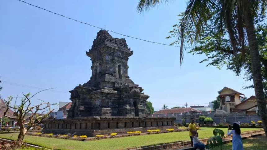 Ini Alasan Ratusan Wisatawan Bromo Beralih ke Candi Singosari Malang