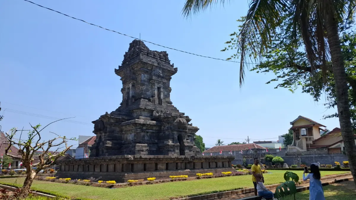 Ini Alasan Ratusan Wisatawan Bromo Beralih ke Candi Singosari Malang