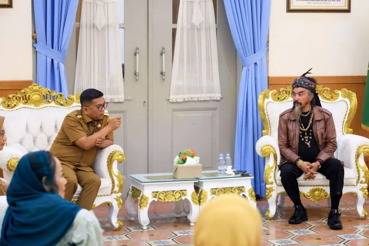 Gubernur Banten Andra Soni bersama Master Limbad di Kota Serang, Banten